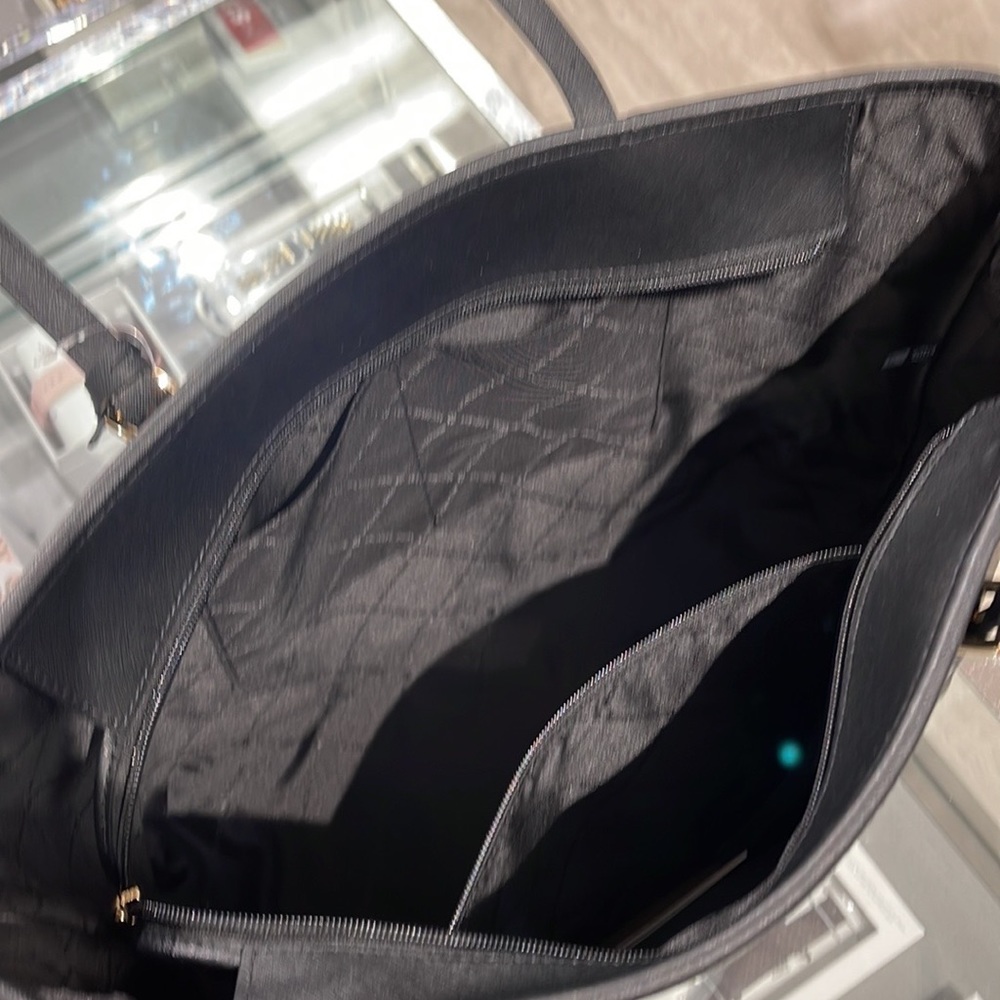 MICHAEL KORS
Jet Set Travel Large Top Zip Shoulder Tote Saffiano Leather
Black - Picture 14 of 16